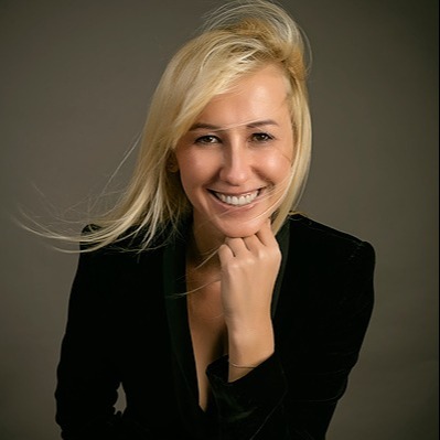 Dana, video marketing expert in black suit - SSbyDana